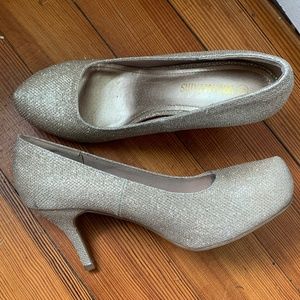 Gold pumps, size 8